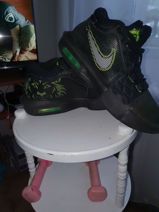 Nike LeBron Witness 8 Black Volt - Marimea 41 - Baschet - FB2239