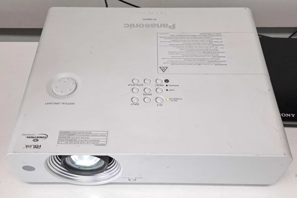 Panasonic PT VW 431 D videoproiector folosit 7 ore film muzica