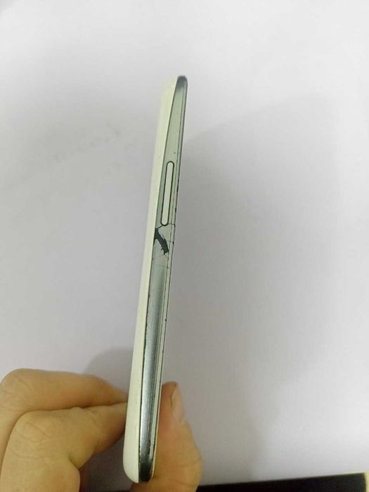 Samsung Galaxy S III zapchastga. Ekran singan plata yaxshi ishlaydi