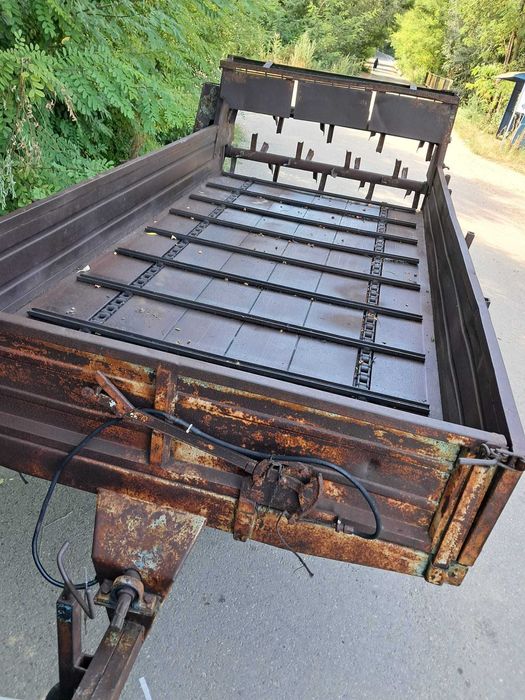 remorca pentru imprastiat gunoiul