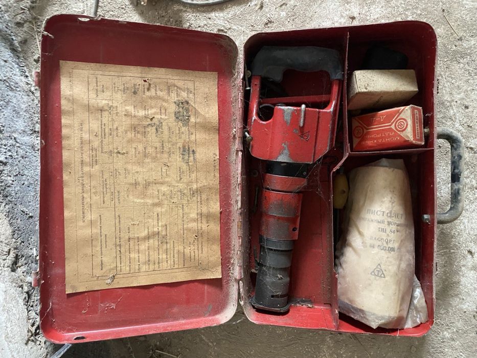 Монтажный пороховой пистолет ТП-84 (СССР) в металлическом кейсе