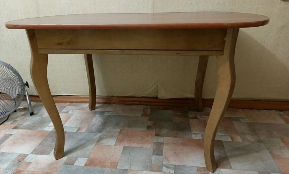 Стол в отличном состоянии цельный