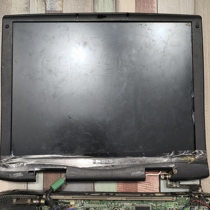 Laptop distrus, model 1998, pentru componente. Nefunctional