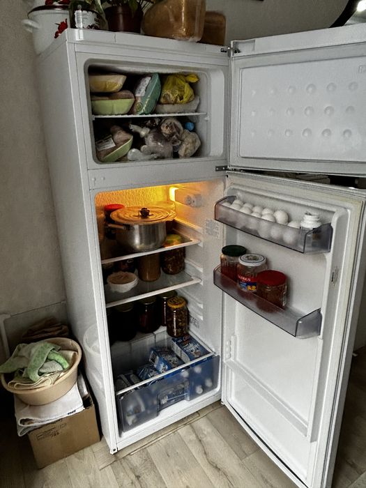 Холодильник среднего размера