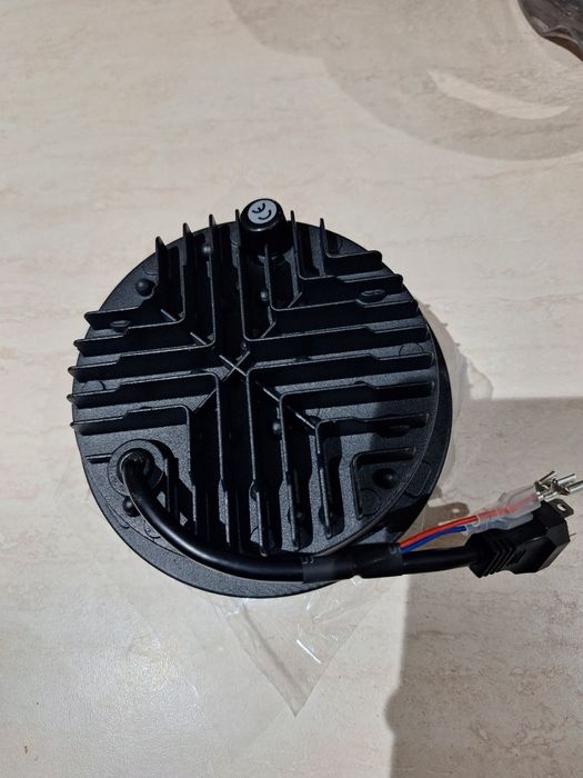 Продавам.Универсален лед фар за мотор.