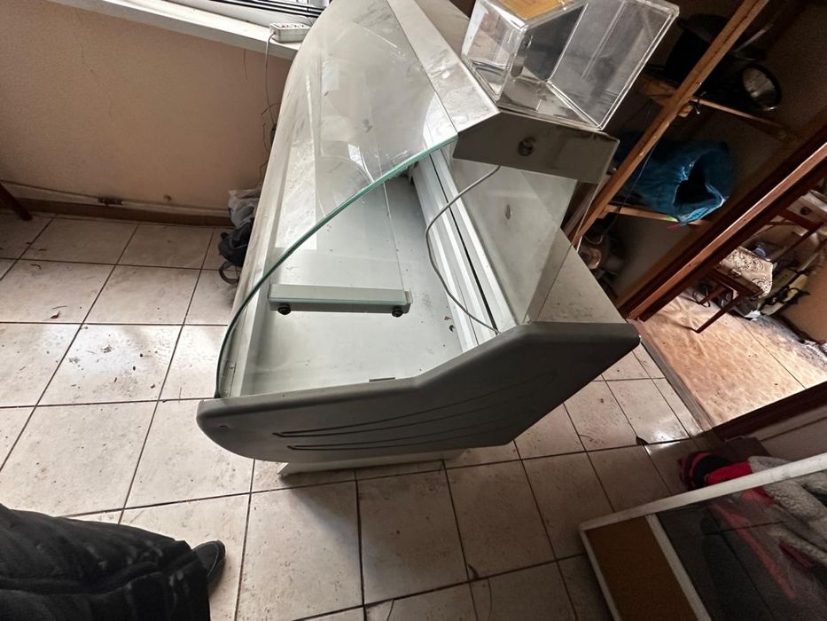 Продам холодильную витрину