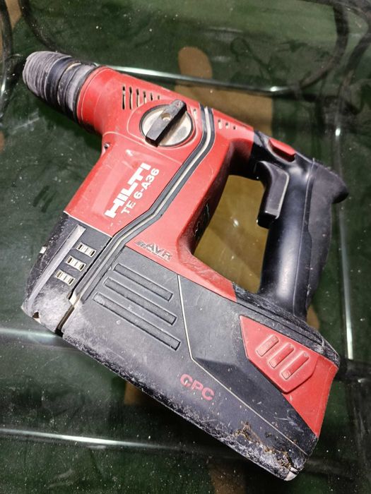 Bormașină Hilti , cu încărcător și 1 baterie