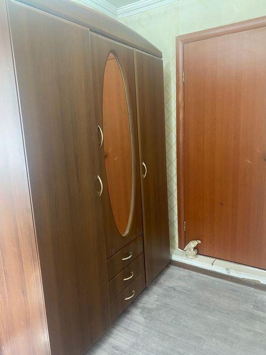Продам Шкаф с зеркалом