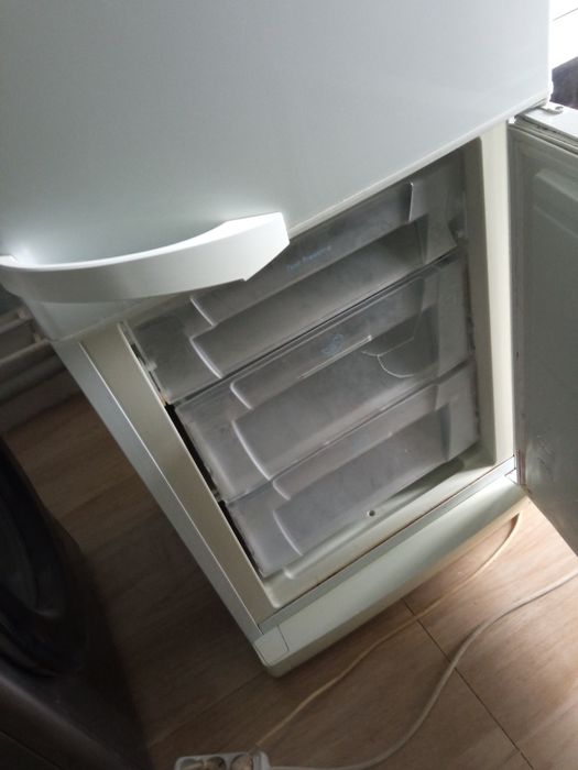 Продается Холодильник indesit