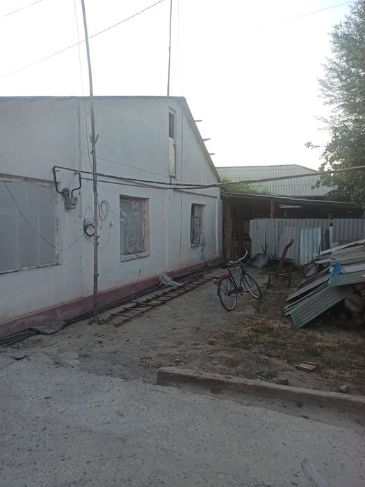 Uy 5 xona 2 ta korpus umumiy 10 xona 10 sotik tomorqa maydon