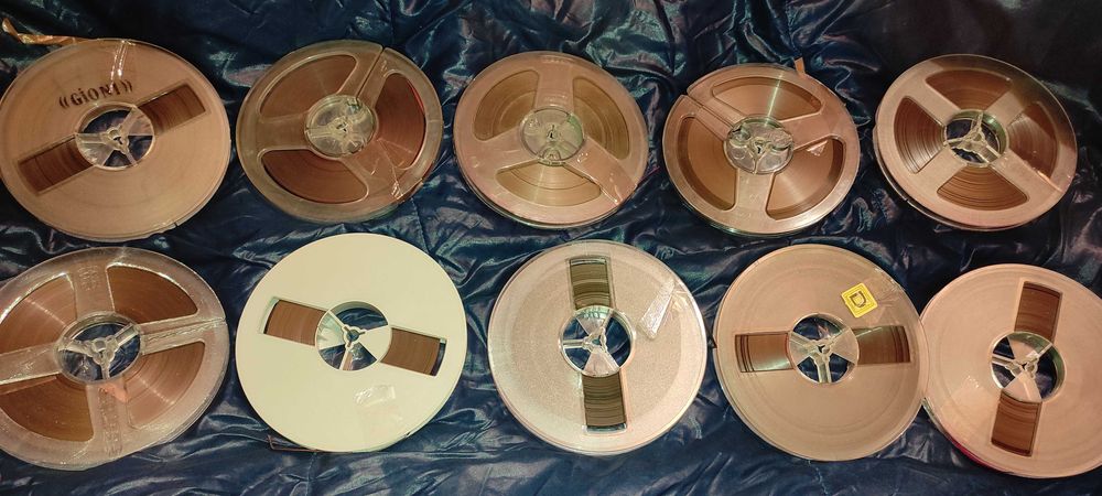 10 role rola magnetofon cu banda 
diametrul la rola 15 cm = 150 RON
