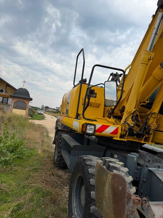 Excavator Komatsu PW 160 pe roti 16 Tone cale si lama + 3 cupe si AC
