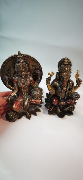 Два статуетки на индийски богини