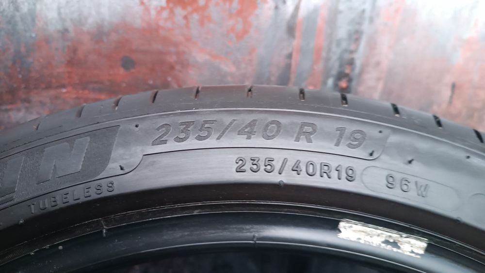 235/40/19 Michelin