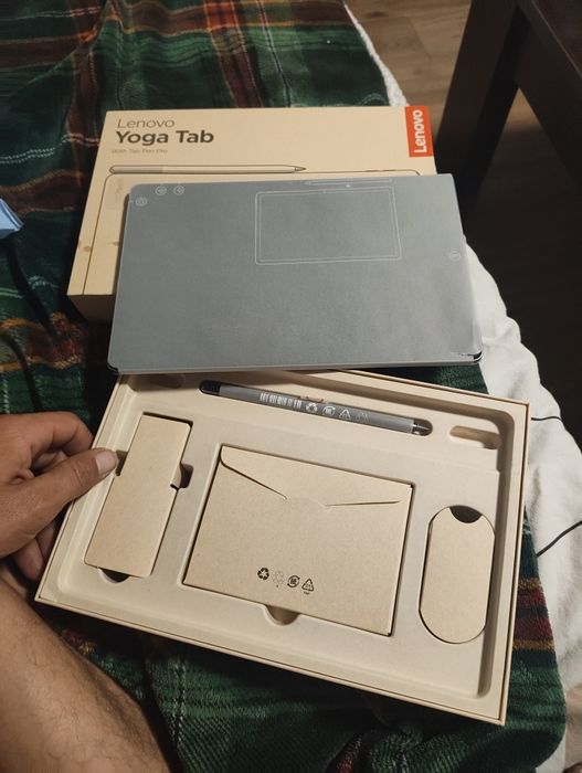 Lenovo yoga tab+ подаръци