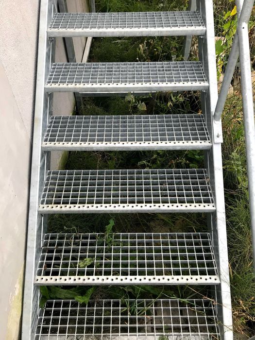 Trepte metalice zincate 1000×240 mm – 30×30mm, zincare la cald