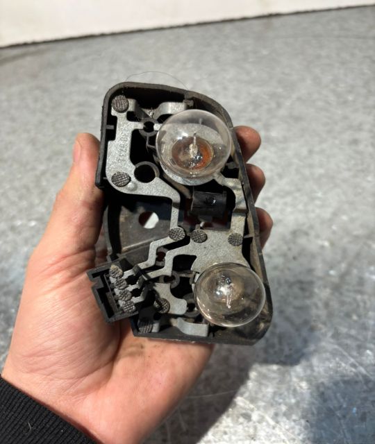 Soclu becuri lampa stop pe hayon stanga BMW Seria 3 E46