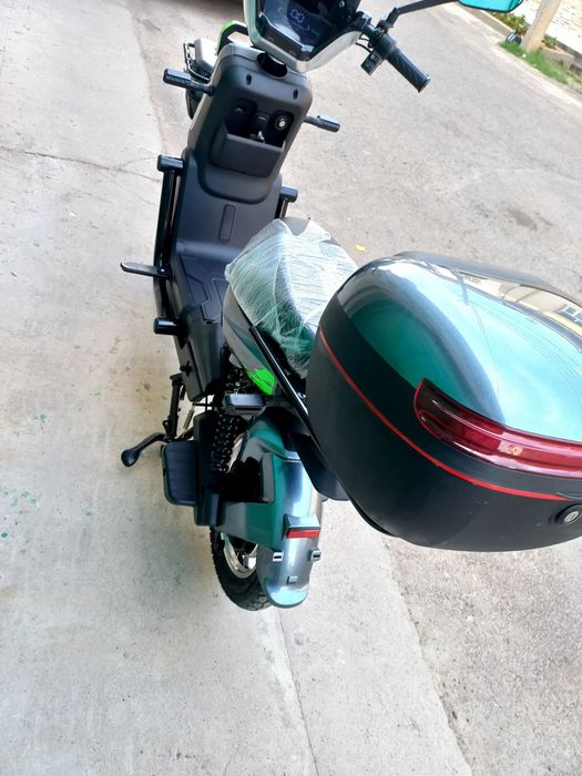 Skuter moped sotiladi