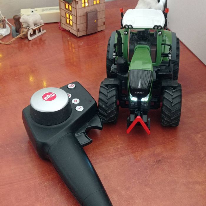 Трактор SIKU със дистанционно управление