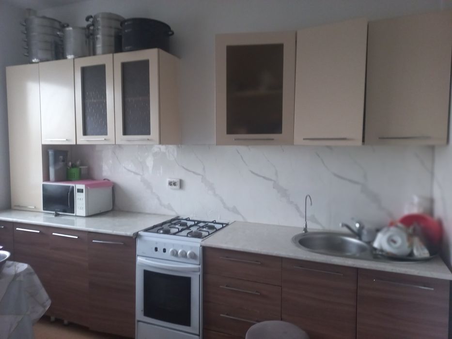 Продаётся кухонный без плиткий
