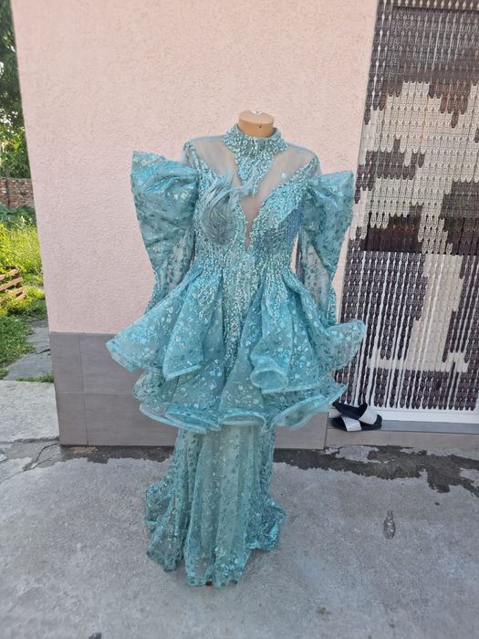 Луксозни бални и официални рокли - различни модели и цветове