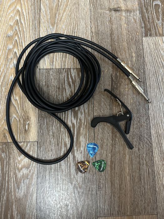 Продам электрогитару с комбоусилителем