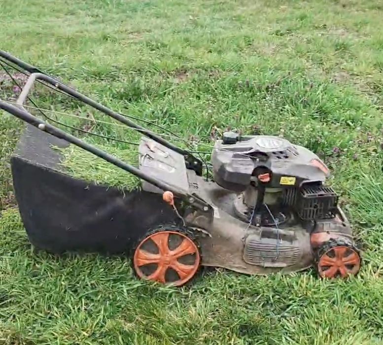Mașină de tuns iarba (pentru piese de schimb)