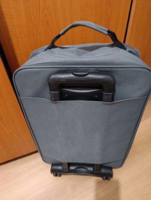 Vând geantă cu roți