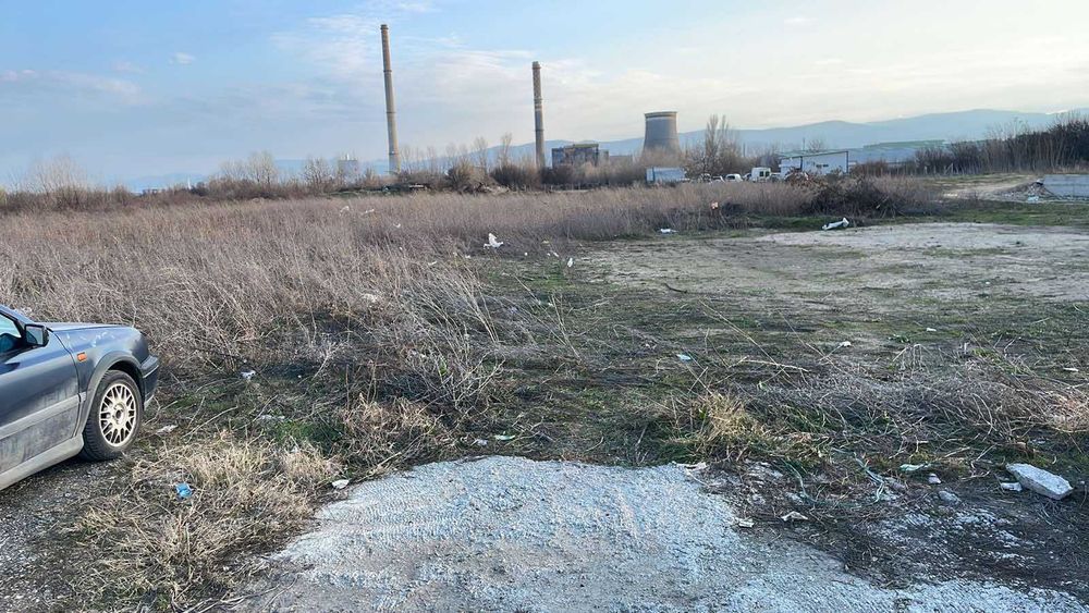 Парцел на Карловско Шосе с сменен статут за промишлено строителство