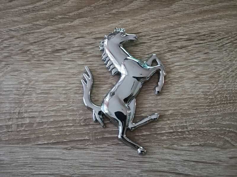 Ferrari конче сребриста емблема дясна