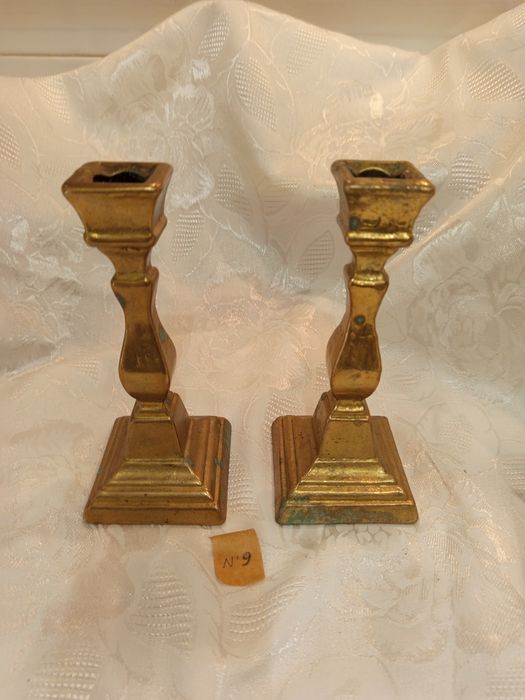 Масивни стари свещници и предмети