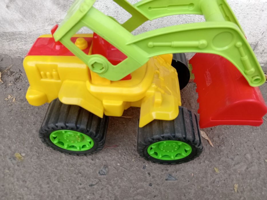Продаю игрушку трактор!