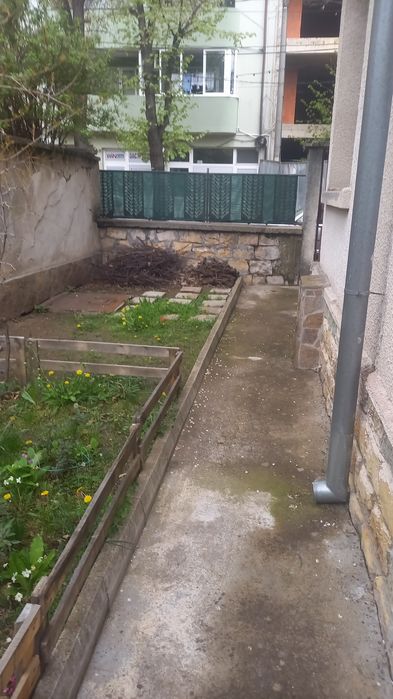 Продава етаж от къща в центъра на Кърджали