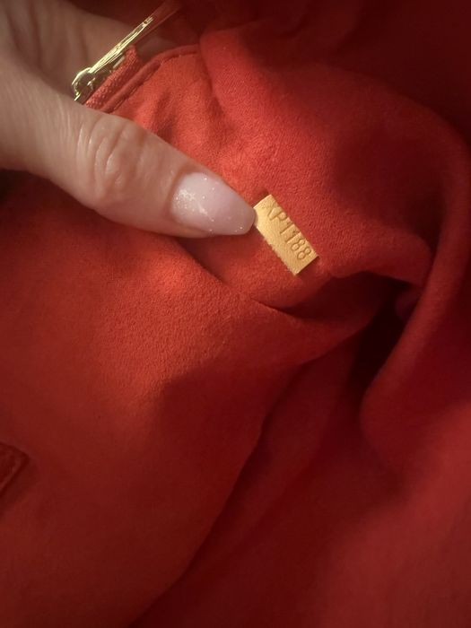 Louis vuitton  culore rosu fooc suprba incapatoate si materiale de cal