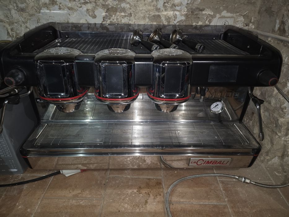 La CIMBALI M100 ACTIVA masina cafea profesionala cu 3 grupuri