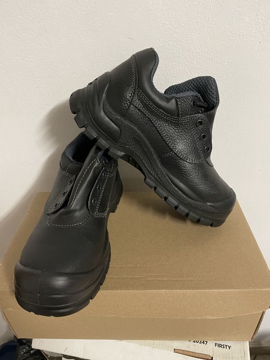 Bocanci de lucru cu bombeu