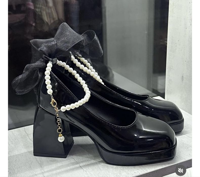 Черные туфли на каблуке