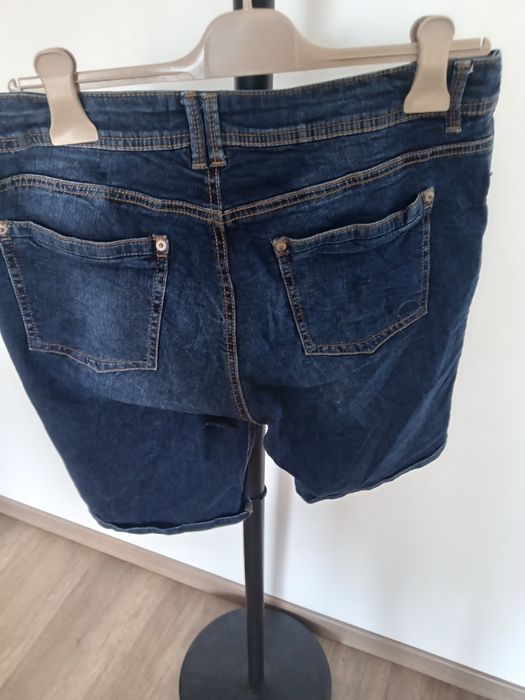 Vând pantaloni scurți pt bărbați