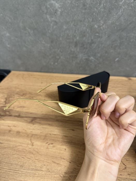 Солнцезащитные очки Prada