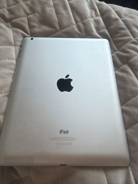 Планшет фирмы Apple и телефон Xiaomi