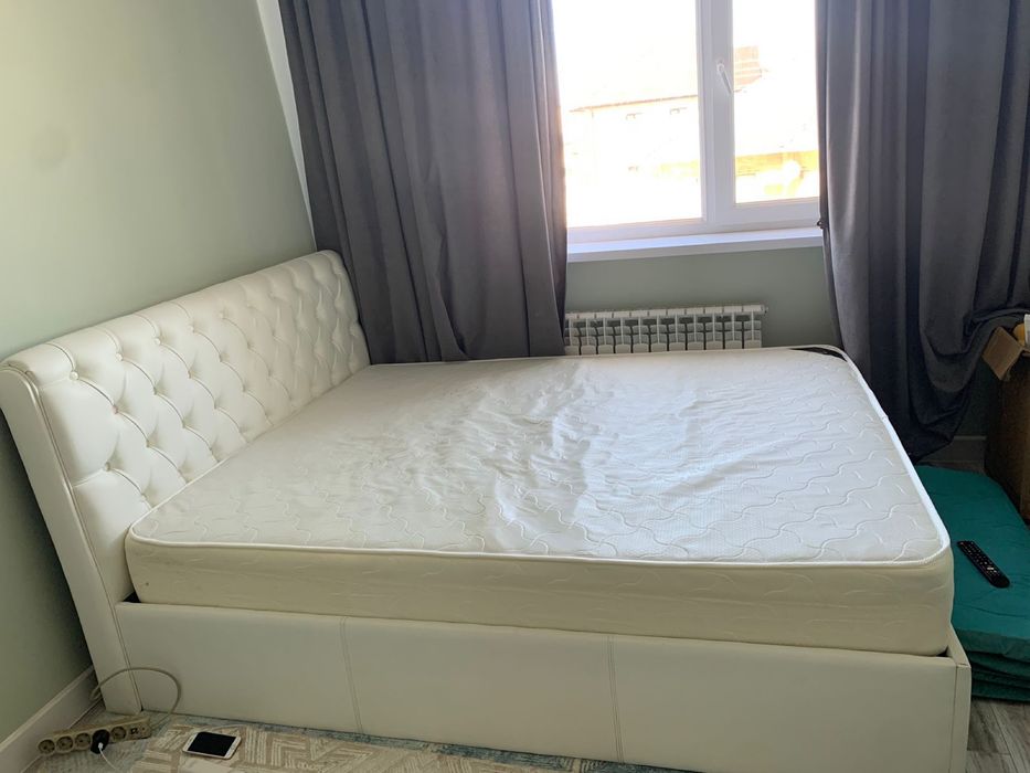 Кровать с матрасом