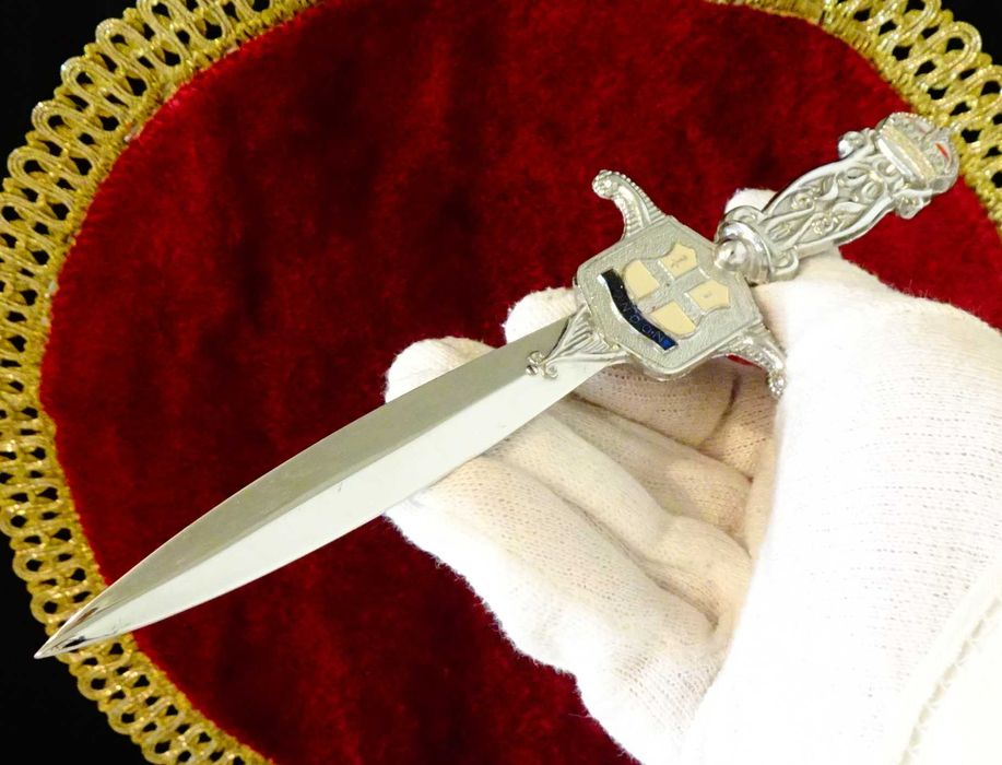 Посребрен нож за писма London,корона.