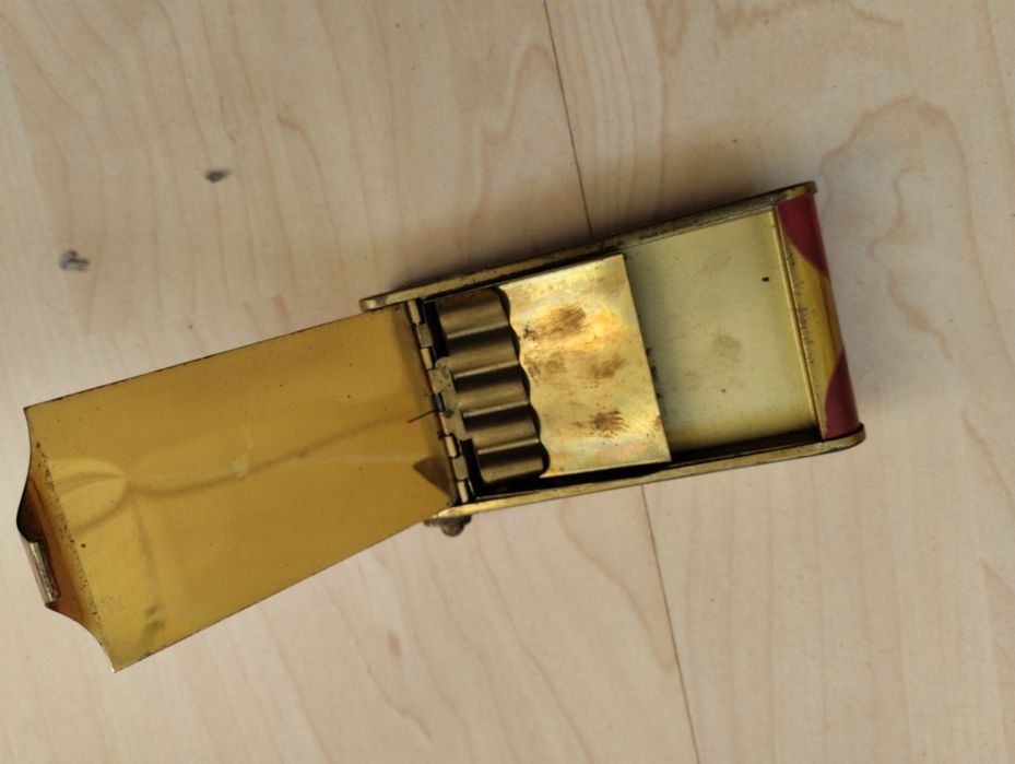 Два броя стари табакери продават се заедно з