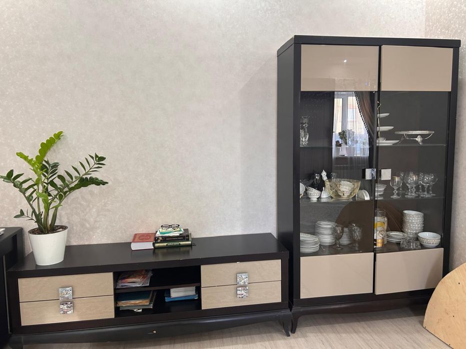 Срочно продам Гарнитур в зал, очень вместительные полки