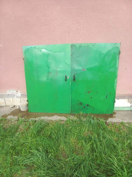 Гаражна масивна врата