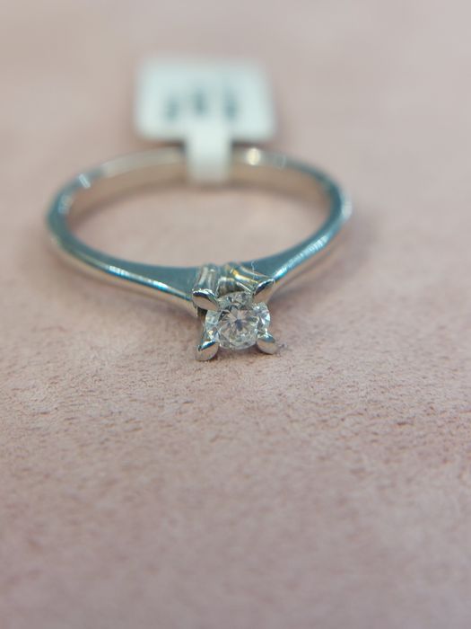 Продам элегантное кольцо с бриллиантом