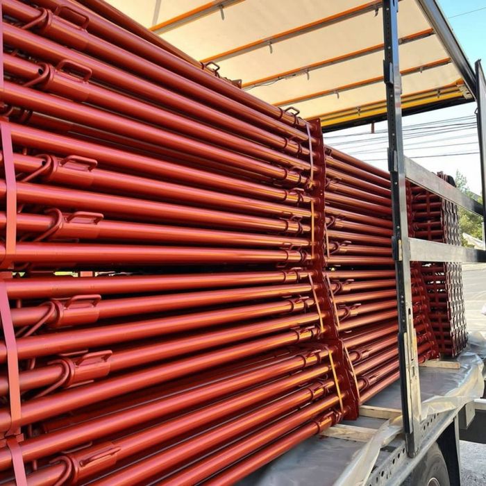 Popi metalici vopsiti productie Italia, stalpi telescopici, schele metalice