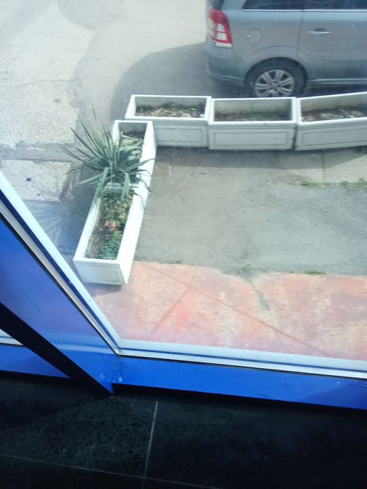 Отдавам под наем магазин/ офис/ студио  на Кооперативния пазар в кв.Люлин 3, гр София