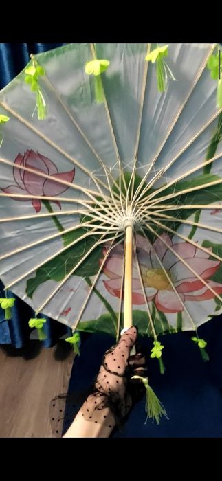 Привозной китайский зонт на деревянной основе