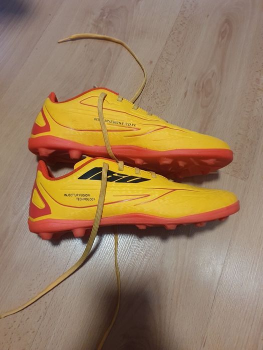 Бутонки за футбол н.38/24 см.